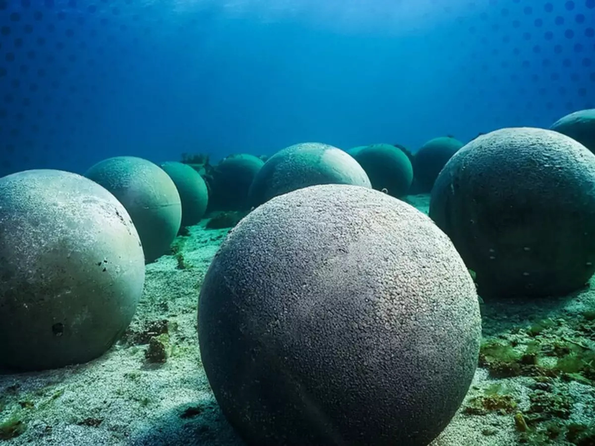 Protótipo esférico é testado no litoral dos EUA para gerar eletricidade a partir das ondas do mar e avançar na energia renovável oceânica. (Imagem: Reprodução/Xataka)