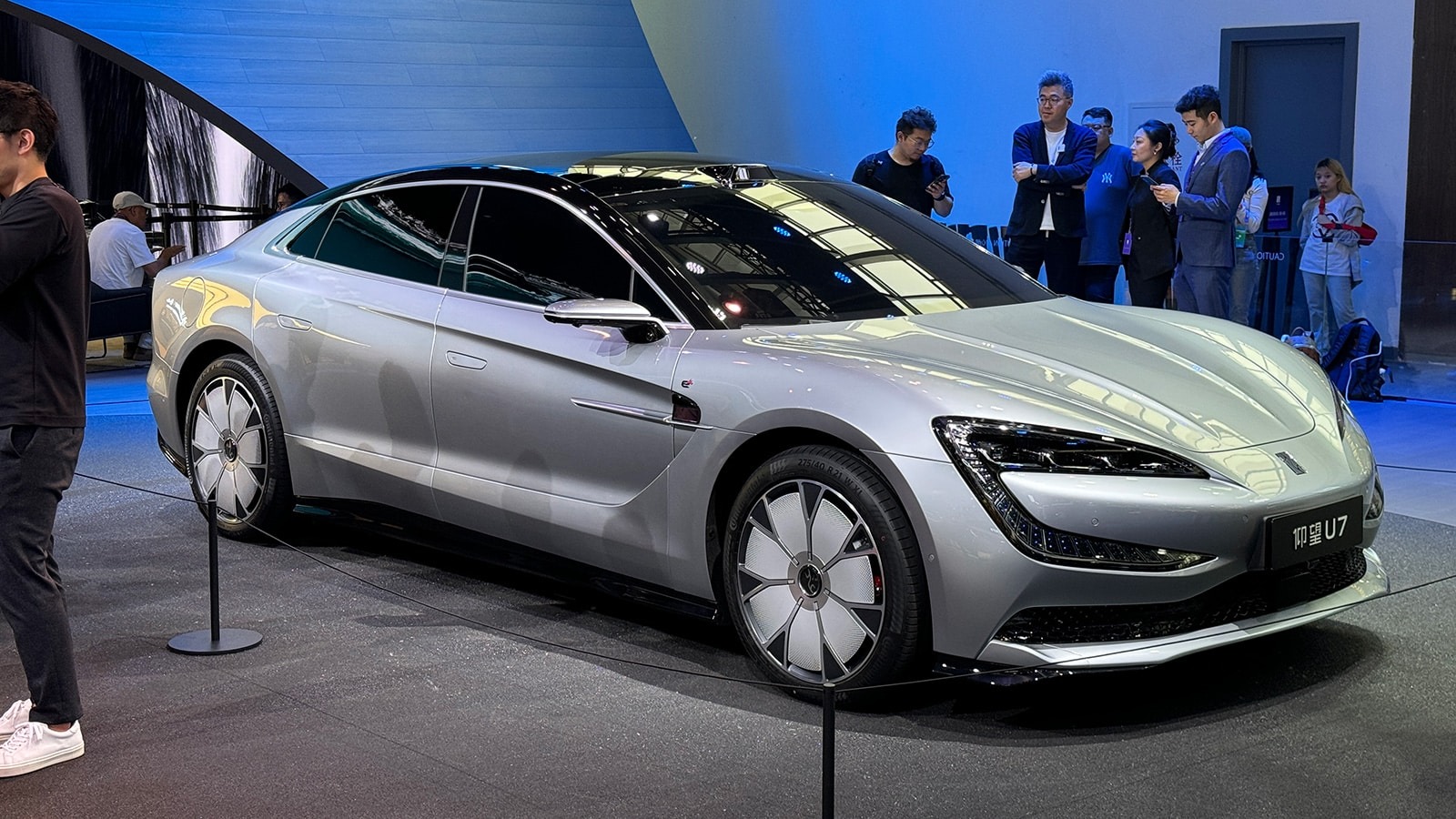 Novo Yangwang U7 da BYD traz bateria de 150 kWh, autonomia de 1.006 km e 1.287 cv, redefinindo o luxo elétrico global.