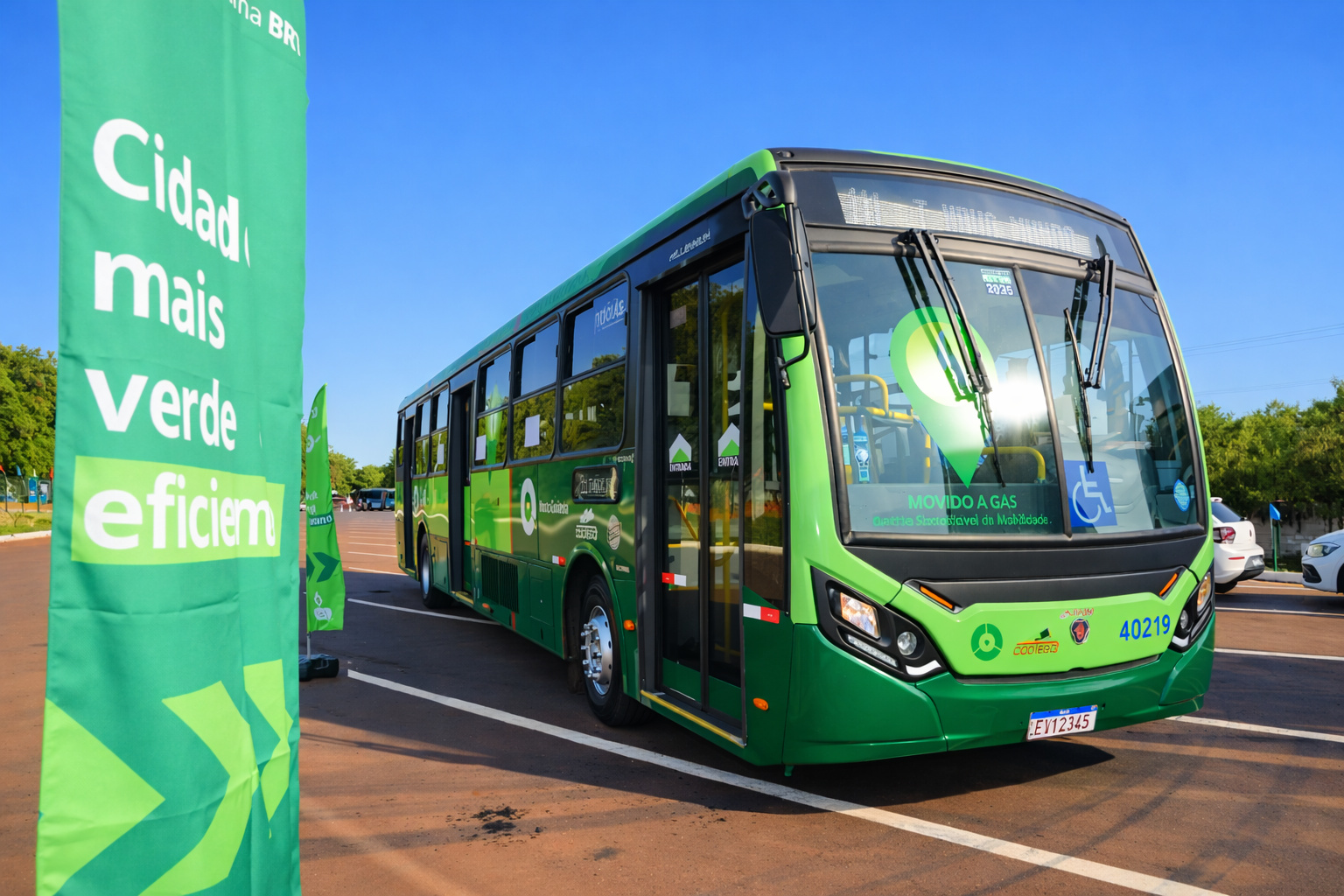 Ônibus urbano verde movido a gás estacionado em área pavimentada sob céu azul ao meio-dia, com banner “Cidade mais verde e eficiente” ao lado.