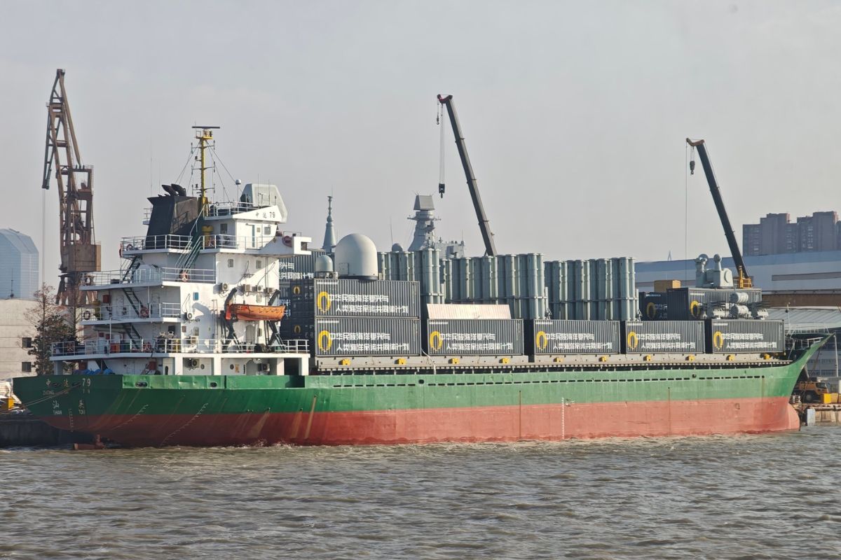 China expõe cruzador mercante armado com células VLS e radar, usando construção naval comercial para militarizar navios civis com módulos rápidos.