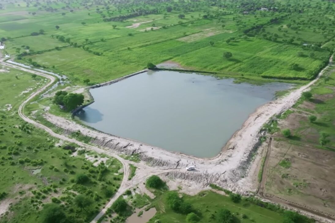 Entiende cómo la recolección de agua en el Desierto de Thar avanza con la GRAVIS en Rajasthan, utilizando agua de lluvia en lagos, campos de captación y tanques domésticos para sostener cosechas en regiones áridas.