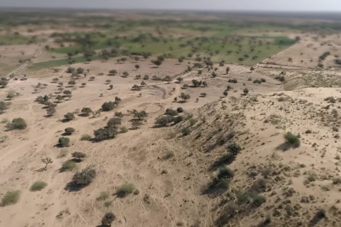 Entiende cómo la recolección de agua en el Desierto de Thar avanza con la GRAVIS en Rajasthan, utilizando agua de lluvia en lagos, campos de captación y tanques domésticos para sostener cosechas en regiones áridas.