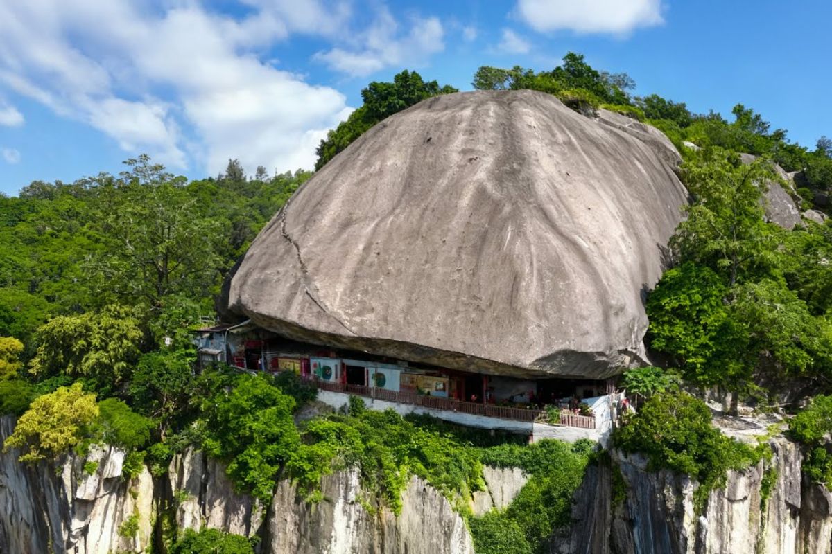 Casa construída sob uma rocha em Guangdong intriga moradores há séculos, com pedra colossal de origem natural questionada, lendas locais e um cenário que mistura geologia rara, história e mistério.