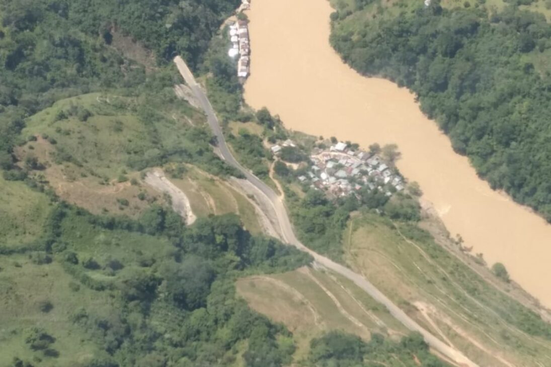Represa de Ituango falla, fuerza evacuación de Puerto Valdivia, amenaza al río Cauca y expone riesgos de una planta hidroeléctrica de mil millones en Colombia.