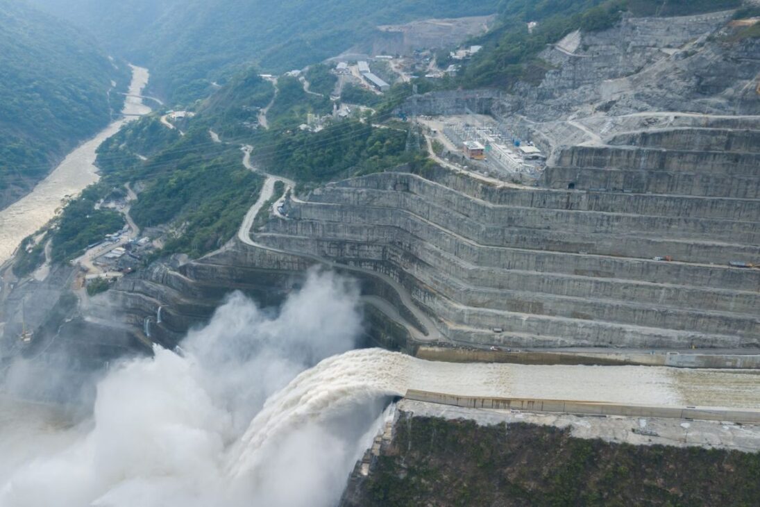 Represa de Ituango falla, fuerza evacuación de Puerto Valdivia, amenaza al río Cauca y expone riesgos de una planta hidroeléctrica de mil millones en Colombia.