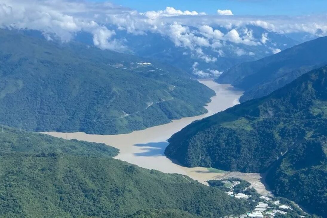 Represa de Ituango falla, fuerza evacuación de Puerto Valdivia, amenaza al río Cauca y expone riesgos de una planta hidroeléctrica de mil millones en Colombia.