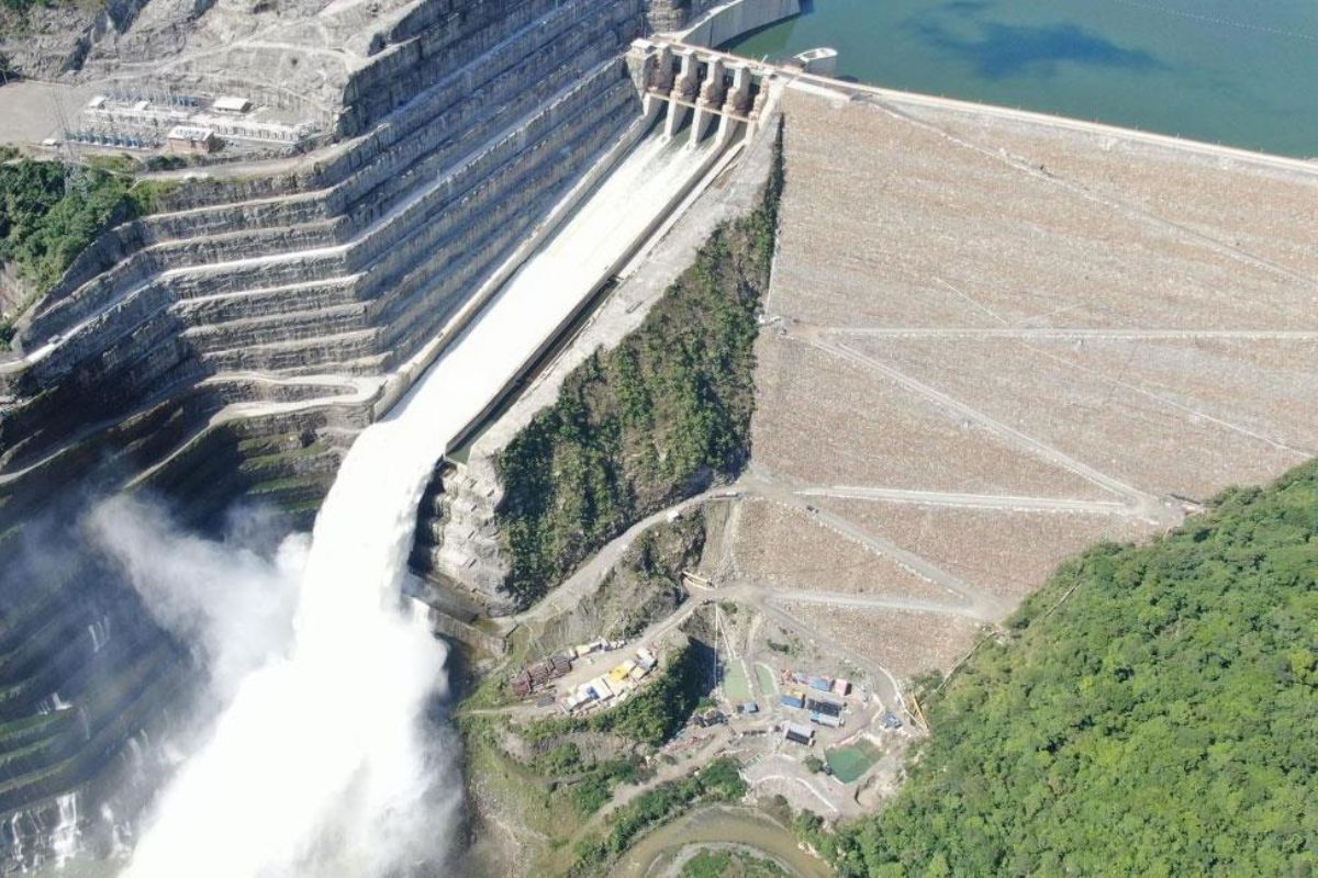 Barragem de Ituango falha, força evacuação de Puerto Valdivia, ameaça o rio Cauca e expõe riscos de uma usina hidrelétrica bilionária na Colômbia.