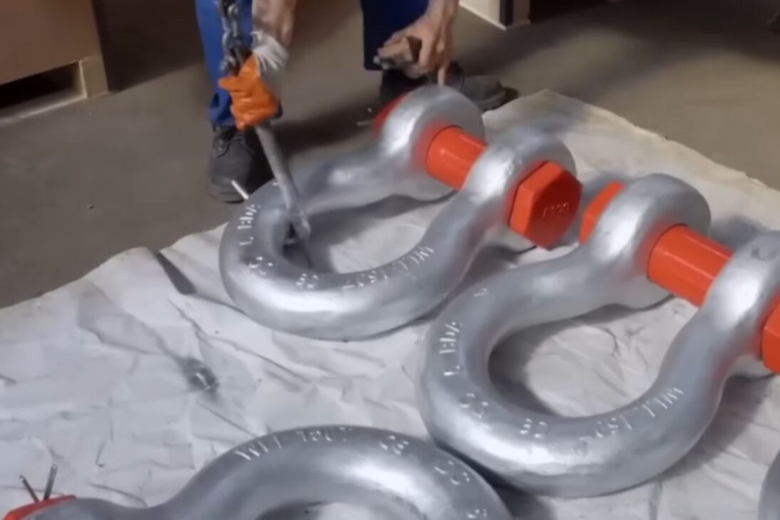 La cadena de ancla que sostiene barcos es la cadena más fuerte del mundo, parte del sistema de fondeo de barcos de 200 mil toneladas.