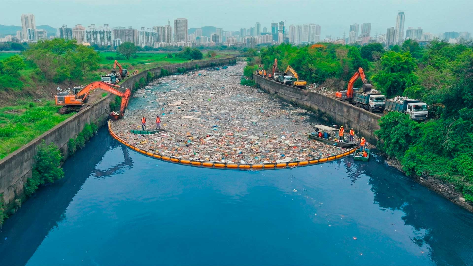 A descoberta de baixo custo que está barrando lixo antes do mar, em Mumbai a barreira flutuante mira 10 mil kg por mês e quer virar modelo global com apoio da Planet Wild