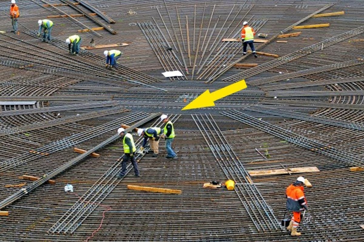Edifício mais alto do mundo: entenda como a fundação combina concreto, estacas e gaiola de reforço para formar um tapete estrutural capaz de sustentar cargas extremas por décadas.