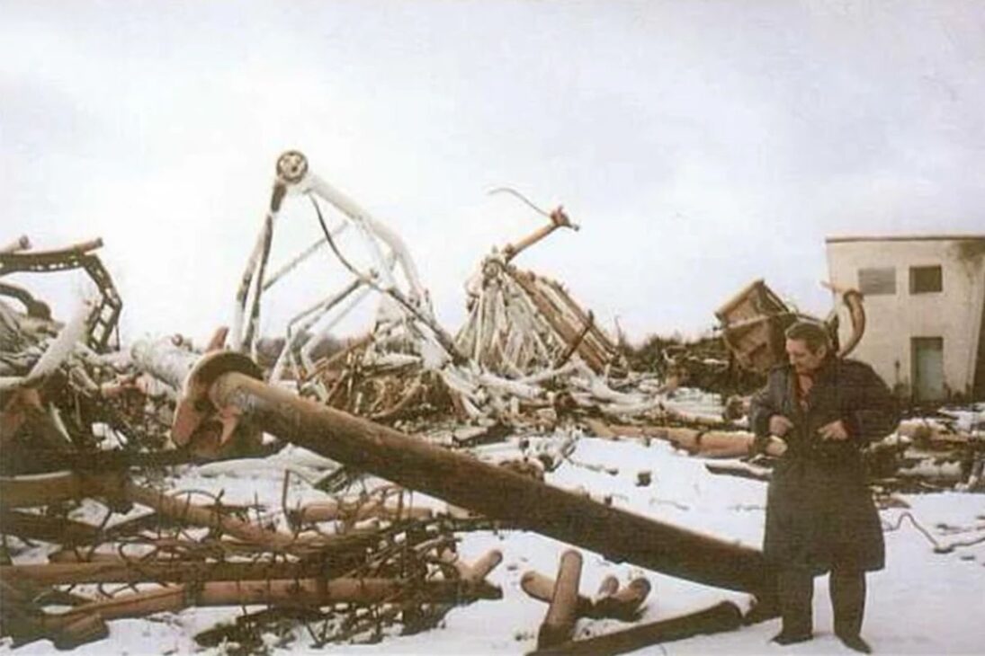 torre de radio de Varsóvia cayó en 1991, cerró 646 metros y mostró por qué mástiles estaiados exigen estais bien mantenidos y secuencia correcta en el cambio de cables.