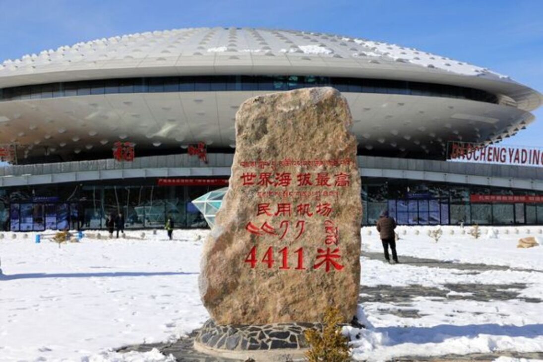 En el aeropuerto más alto del mundo, Daocheng Yading, aeropuerto en alta altitud en la meseta tibetana lleva turismo remoto a China occidental con vuelos diarios.