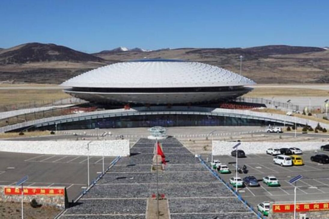 En el aeropuerto más alto del mundo, Daocheng Yading, aeropuerto en alta altitud en la meseta tibetana lleva turismo remoto a China occidental con vuelos diarios.
