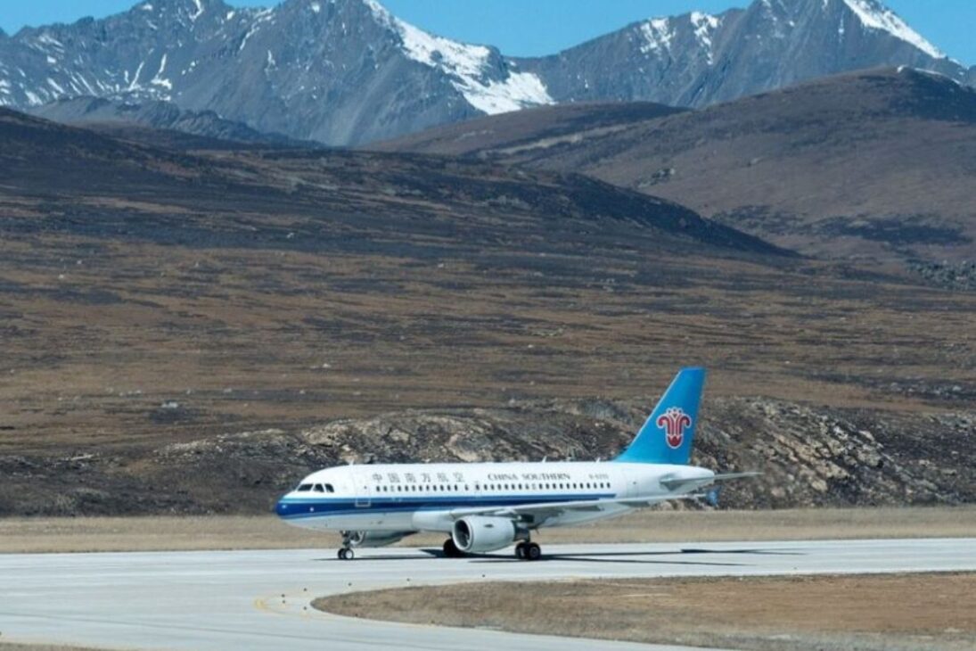 En el aeropuerto más alto del mundo, Daocheng Yading, aeropuerto en alta altitud en la meseta tibetana lleva turismo remoto a China occidental con vuelos diarios.