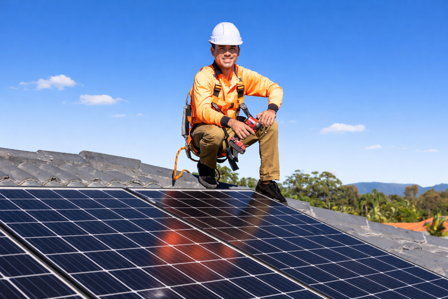 Técnico instalando painéis solares em telhado residencial, com equipamentos de segurança e céu azul com poucas nuvens.