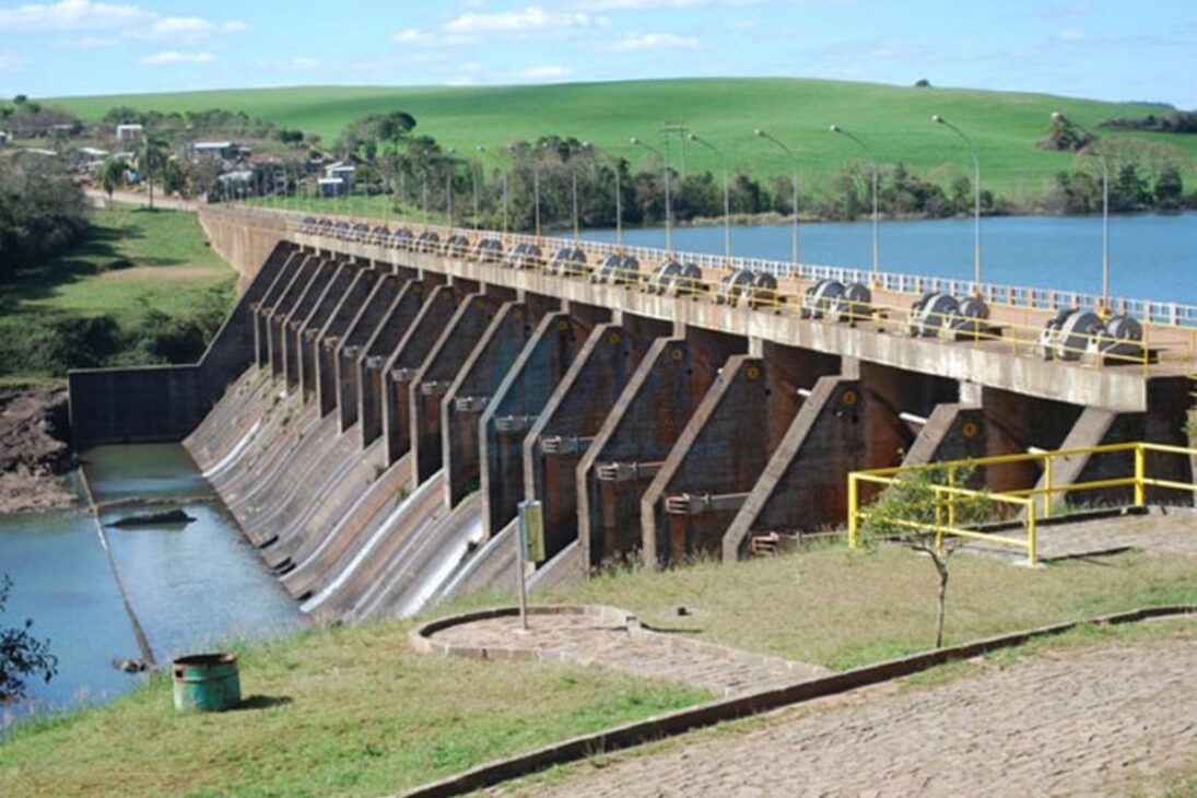 Aneel suspende hidroeléctrica en RS tras inundaciones, deja planta sin generar energía y obliga a compra en el mercado hasta que las obras de modernización se concluyan en 2027.