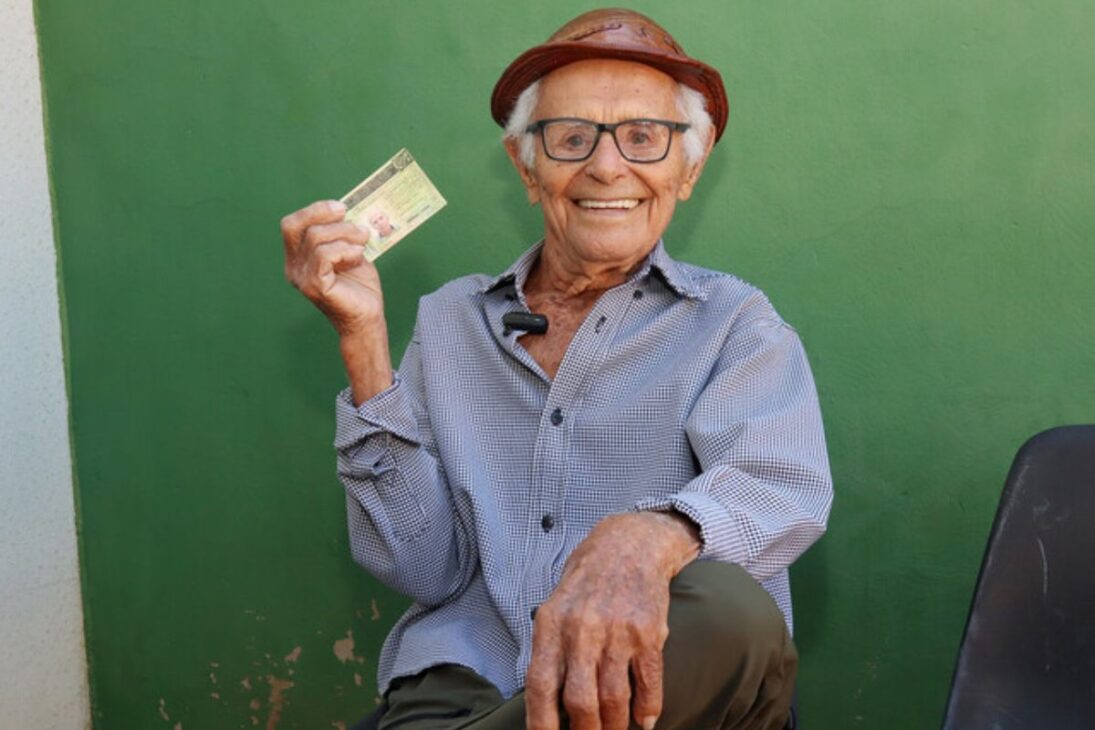 Reportaje muestra cómo, a los 101 años, anciano en el tránsito renueva CNH, sigue como conductor más viejo y defiende la libertad para conducir con responsabilidad.