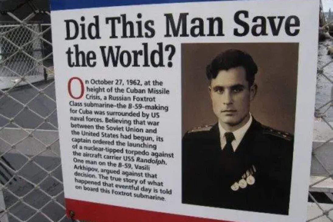 En la crisis de los misiles de Cuba, Vasili Arkhipov en el submarino B-59 rechazó el torpedo nuclear en la Guerra Fría y evitó una escalada.