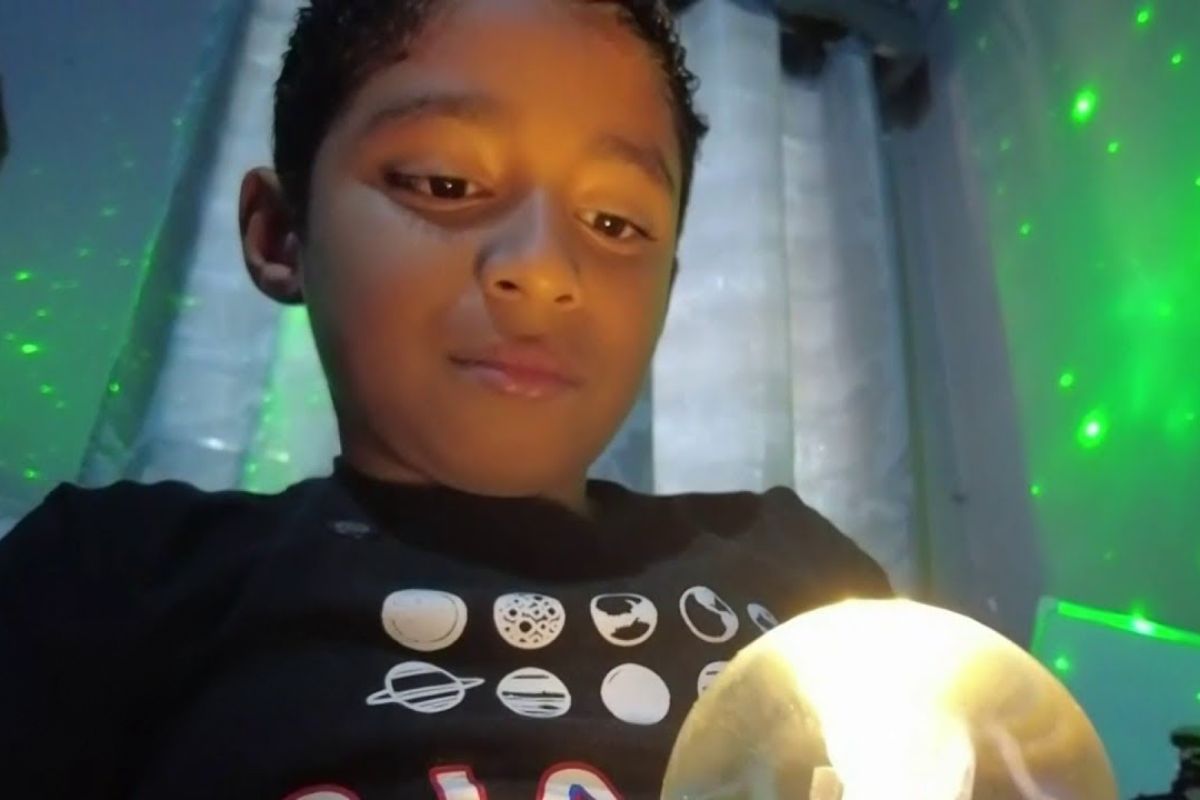 Criança prodígio de Honduras participa de desafios da NASA, reúne certificados, mantém sonho de astronauta e cita Artemis 2 como referência em sua rotina de estudo e projetos.