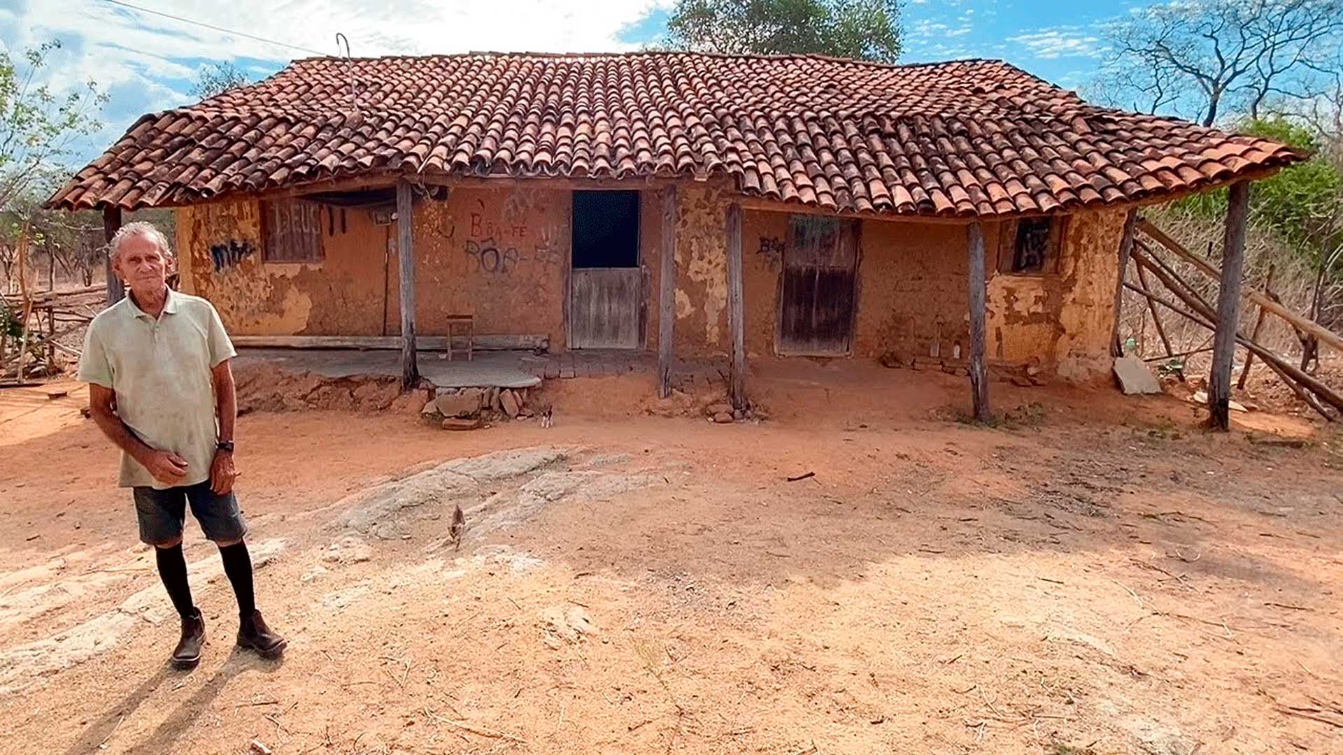 Aos 80 anos, ele vive sozinho em casa de taipa de 105 anos no sertão cearense, busca água de cacimba e cozinha no fogão a lenha há 50 anos