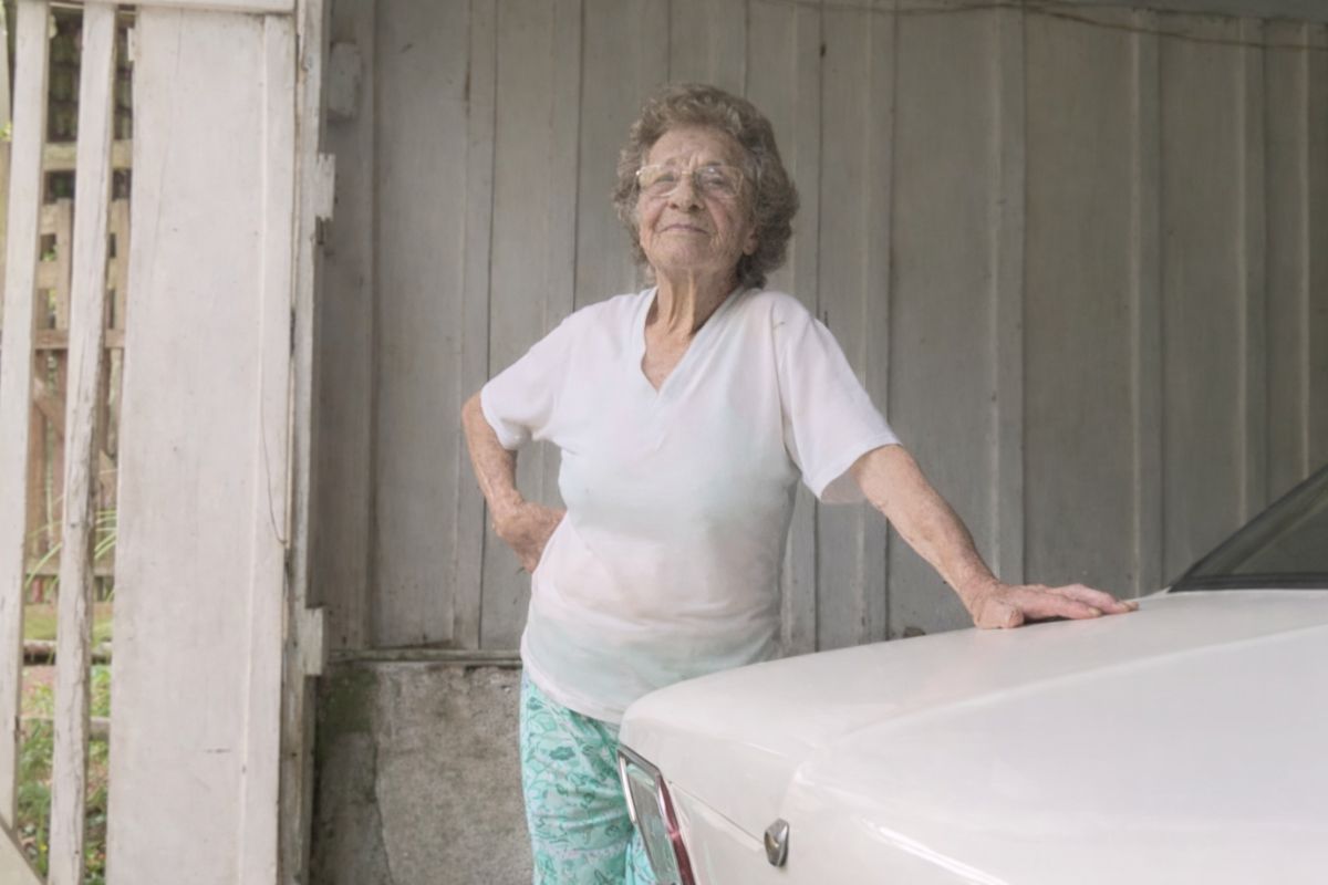 Aos 97 anos, dona Lavínia segue morando sozinha, dirigindo o mesmo Chevette 76 há mais de 40 anos em Gaspar para banco, mercado e igreja, símbolo vivo de independência plena (1)