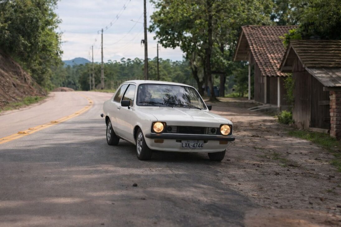 A los 97 años, doña Lavínia sigue viviendo sola en Gaspar con el Chevette 76, símbolo de independencia y autonomía en la vejez.