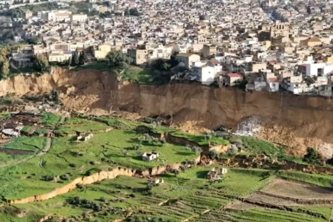 Después del ciclón Harry, Niscemi tiene casas colgando del acantilado, deslizamiento de tierra y estado de emergencia declarado en Sicilia.