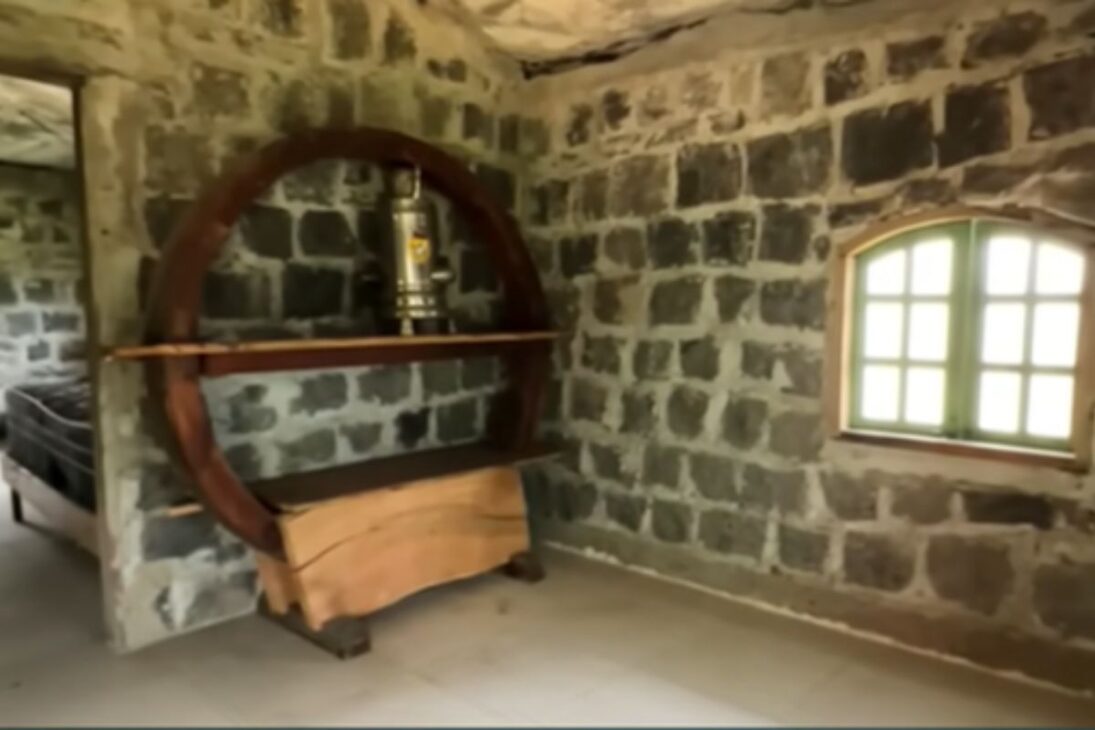Historia de jubilado construye completamente solo casa de piedra en las montañas de Santa Catarina, en el Valle del Itajaí, transformando todo en obra de vida.