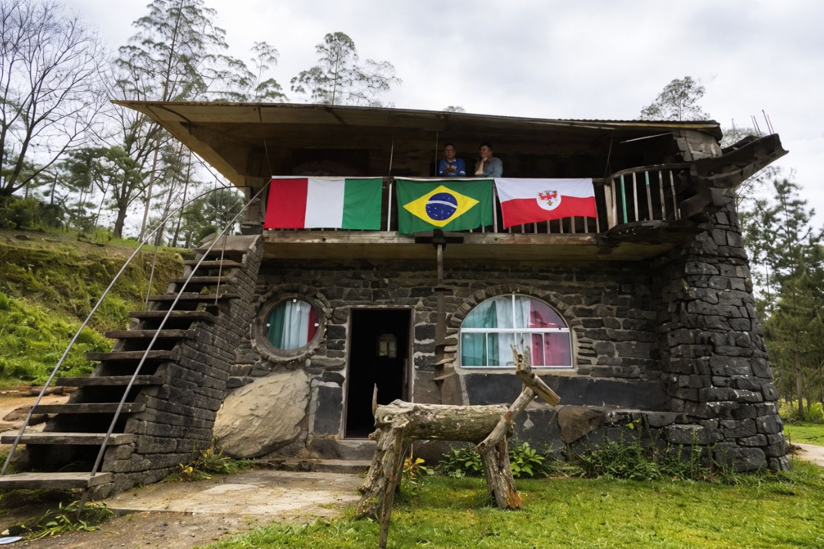 Aposentado constrói completamente sozinho, pedra por pedra, uma casa nas montanhas de Santa Catarina