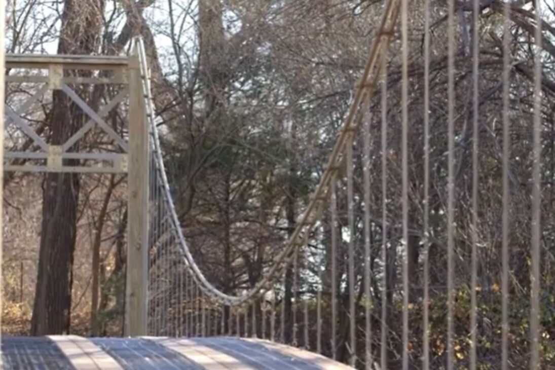 Réplica gigante da Golden Gate no quintal reúne ponte Golden Gate, ponte no quintal, Golden Gate em miniatura e ideia de construir ponte em casa.