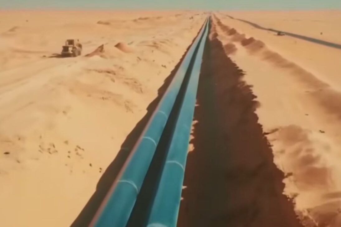 En Arabia Saudita, la desalinización genera agua fabricada, maneja salmuera y permite sobrevivir en el desierto en ciudades conectadas por tuberías gigantes.