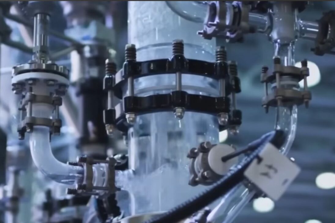 En Arabia Saudita, la desalinización genera agua fabricada, maneja salmuera y permite sobrevivir en el desierto en ciudades conectadas por tuberías gigantes.