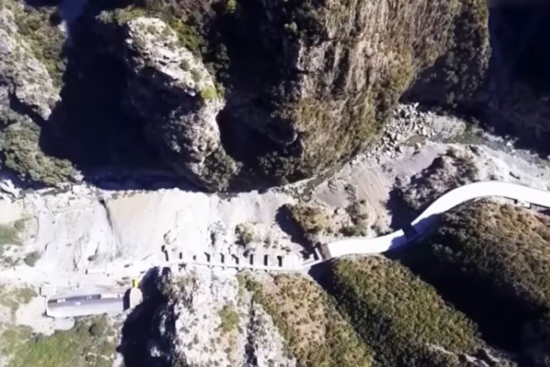 Carretera peligrosa de Argelia se convierte en carretera de la muerte en autopista suspendida en Argelia en el desfiladero de Kerrata y muestra ingeniería vial extrema.