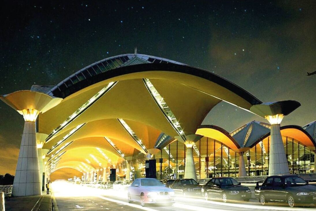 nueva carrera billionaria en el Sudeste Asiático: Vietnam acelera Long Thanh, aeropuerto de US$ 16 mil millones, para 100 millones de pasajeros, con fases, pistas, terminales y presión por capacidad regional.

