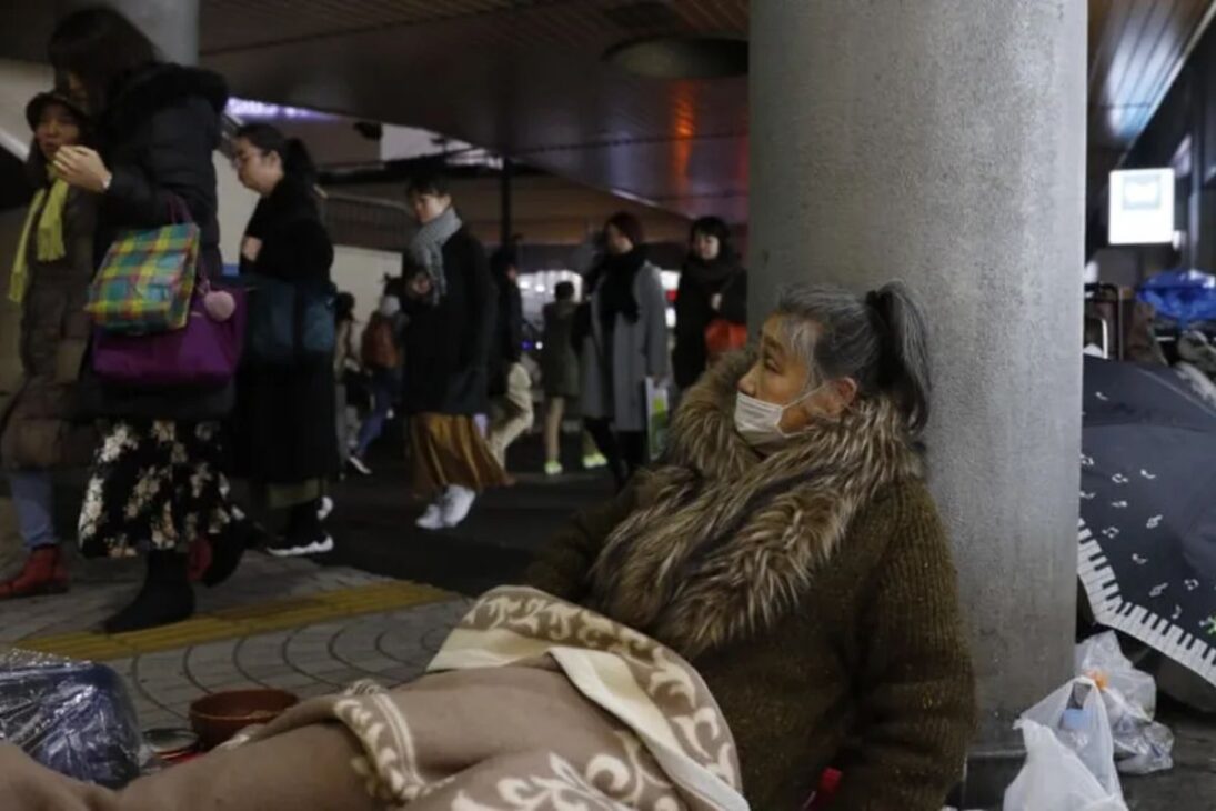 Entienda cómo personas sin hogar entran y salen de las estadísticas en Japón, por qué la definición de sin hogar cambia el retrato en Tokio y cómo cibercafés se convierten en refugio invisible en la crisis habitacional.