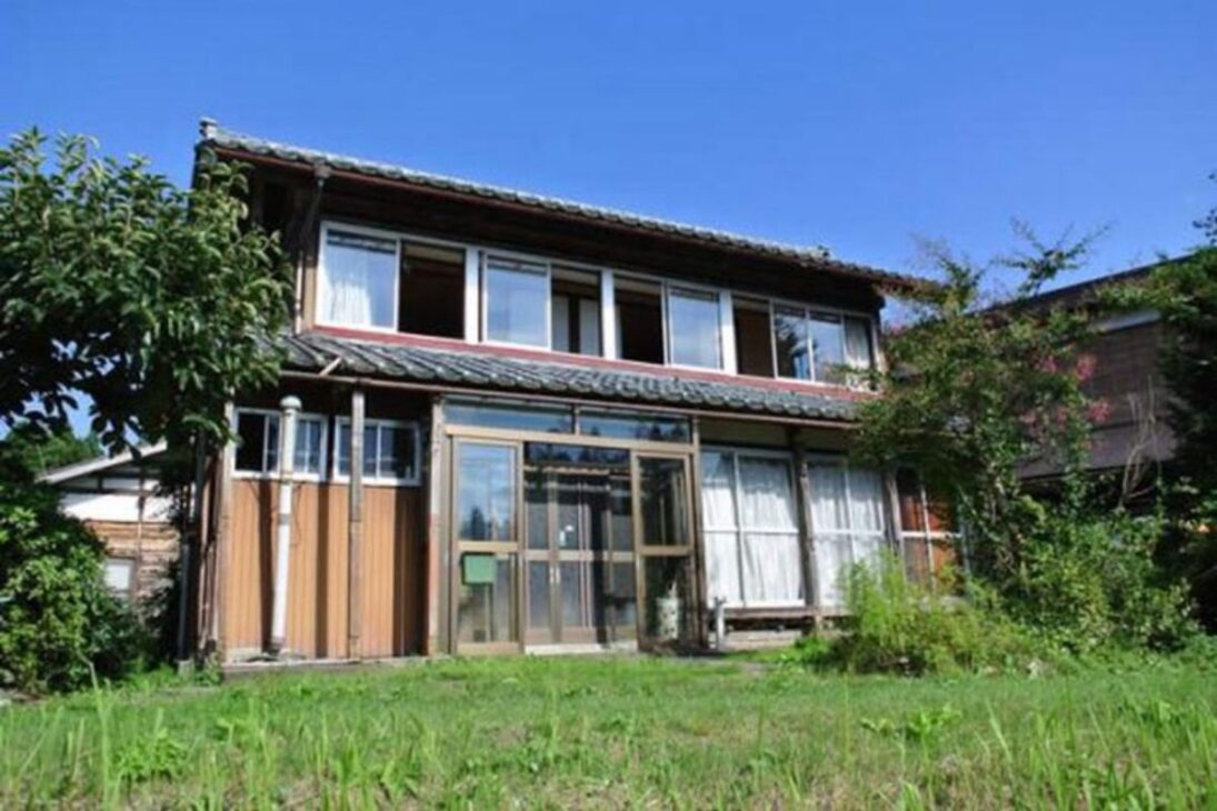 Entienda cómo personas sin hogar entran y salen de las estadísticas en Japón, por qué la definición de sin hogar cambia el retrato en Tokio y cómo cibercafés se convierten en refugio invisible en la crisis habitacional.