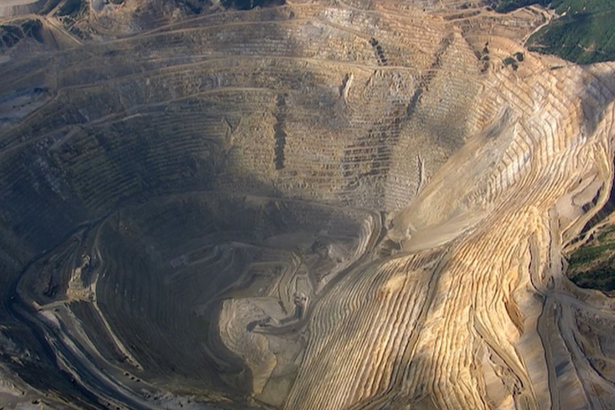 Humanos transformam o planeta com aqueduto chinês, mina centenária, navios colossais e engenharia extrema que redefine água, recursos e logística global.