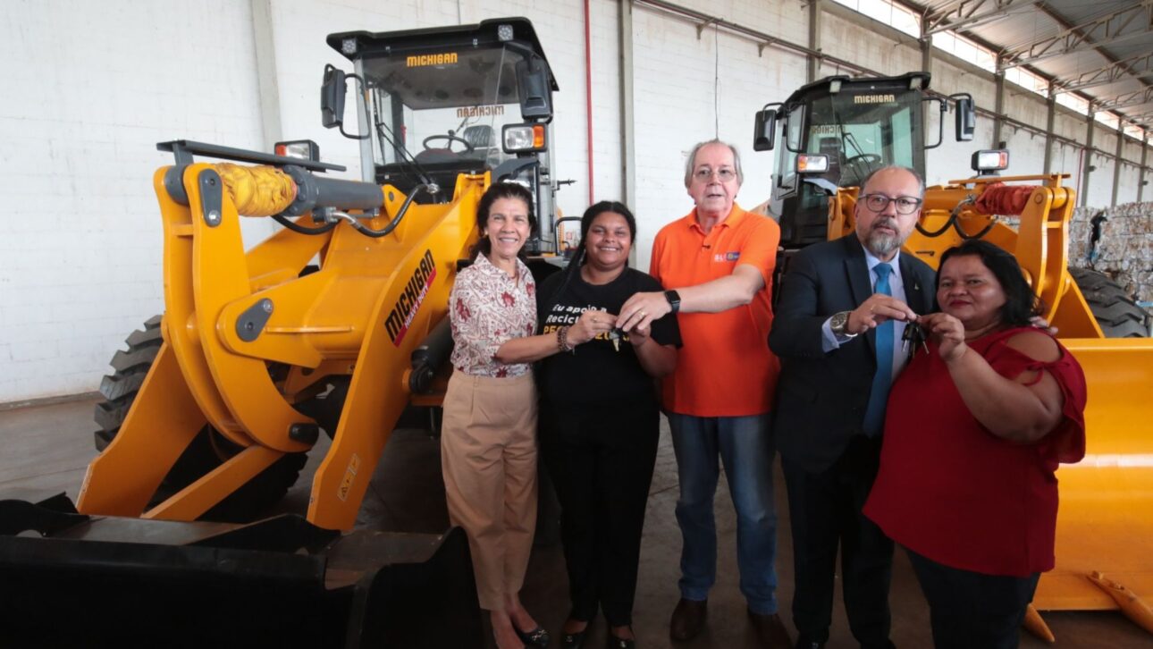 Representantes del BNDES, del GDF y de cooperativas participan en la entrega simbólica de equipos en el Complejo de Reciclaje del Distrito Federal