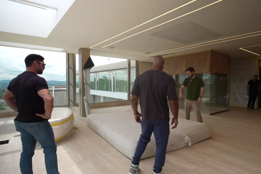 En la mansión del Primo Rico en Alphaville, la obra de 3.000 m² se convierte en novela: la academia se retrasa, el vidrio de R$ 80 mil se rompe, los plazos cambian de mes a mes y los bastidores exponen retrabajo, proveedores y decisiones técnicas.