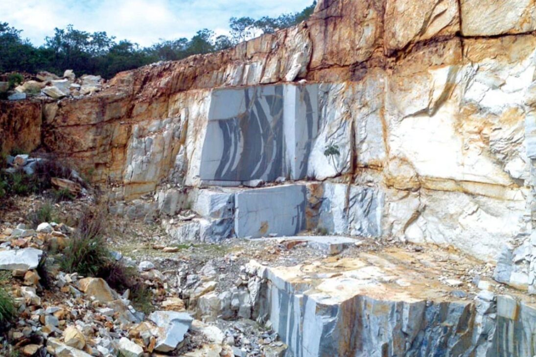blocos colossais de granito saem de pedreiras a céu aberto, enfrentam fio diamantado, passam por polimento e só avançam após inspeção a laser antes de chegar às obras nas cidades.

