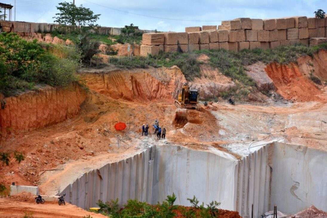 blocos colossais de granito saem de pedreiras a céu aberto, enfrentam fio diamantado, passam por polimento e só avançam após inspeção a laser antes de chegar às obras nas cidades.

