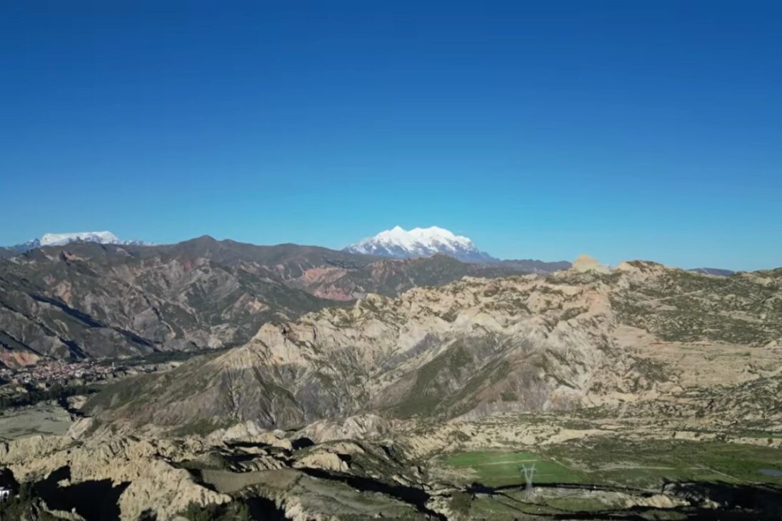 La ingeniería inca milenaria revive pantanos, crea reservorios, restaura cuencas hidrográficas y devuelve agua a los Andes, mostrando cómo el conocimiento ancestral transforma regiones pobres de Bolivia.