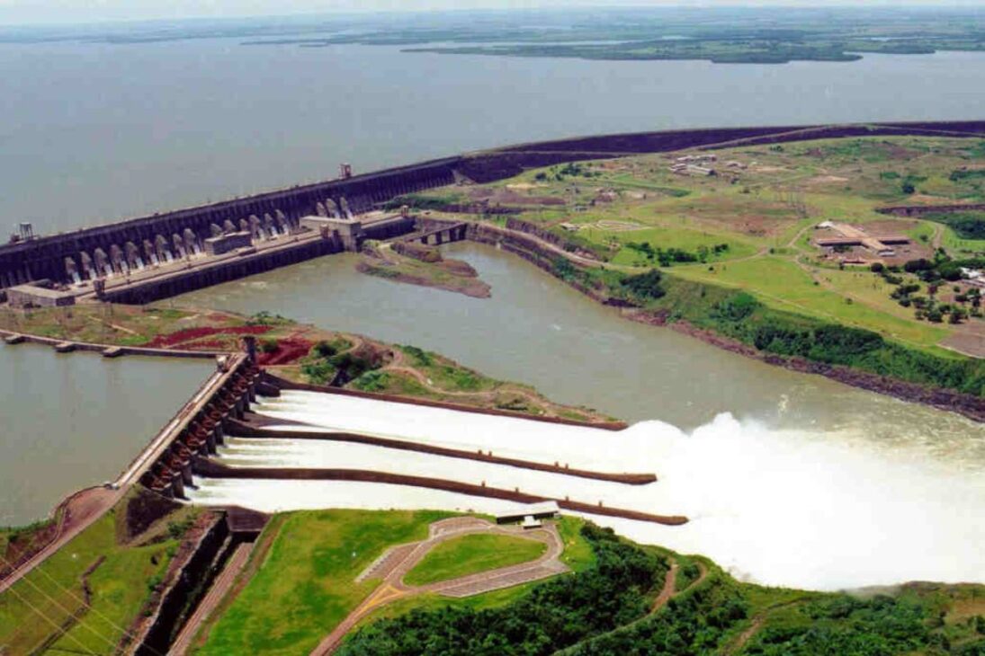 Itaipu se convierte en un activo geopolítico entre Brasil y Paraguay tras el acuerdo de 2025, con disputa por energía para centros de datos y alerta de apagón histórico si la venta directa altera el abastecimiento.