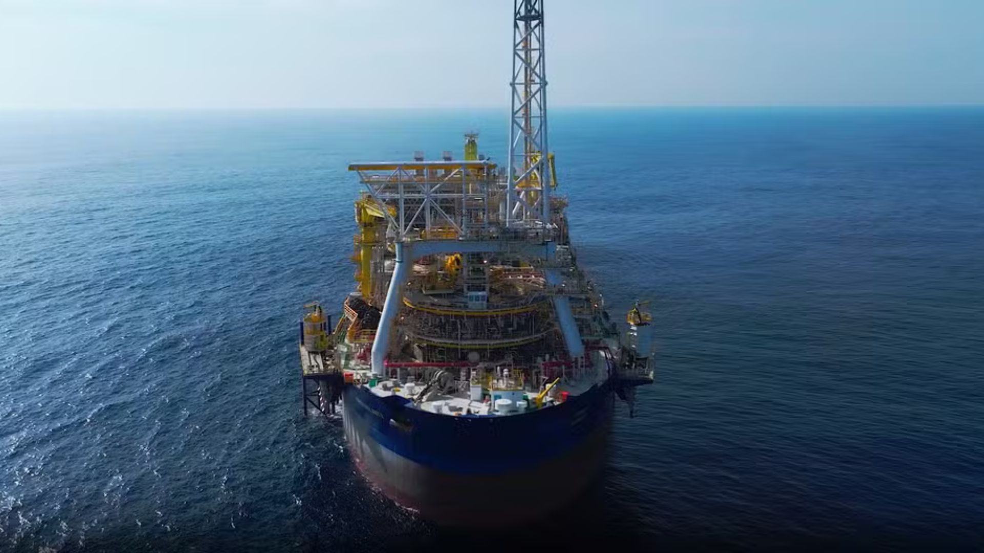 Plataforma de petróleo offshore em mar aberto, simbolizando a aquisição de ativos da Petronas pela Brava Energia.