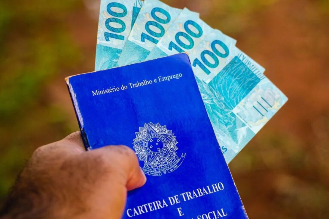 CLT cambia reglas de vacaciones, impacta al trabajador, impone obligaciones al empleador y crea multa automática por retraso, con reflejo directo en el salario y en la planificación.