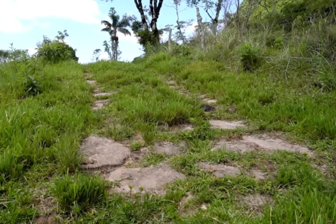 Conozca el sendero de piedra de 200 años en la Sierra Catarinense, antigua carretera real, conexión entre Lages y Florianópolis y turismo histórico en Santa Catarina.