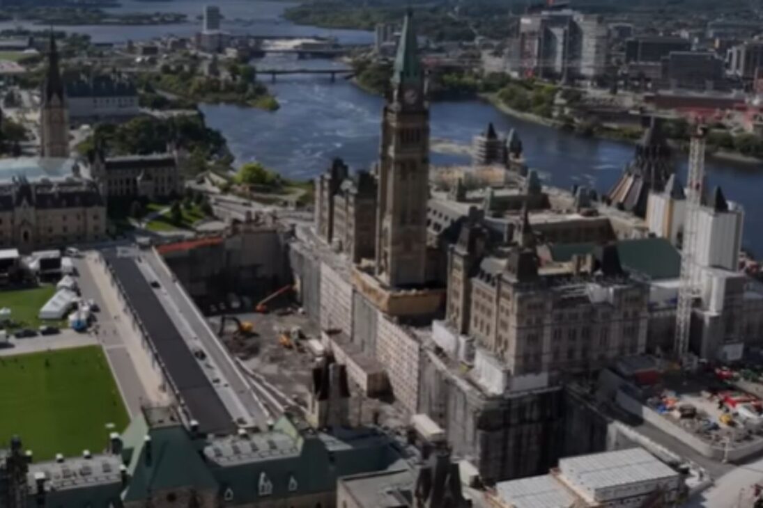 Entienda Cómo El Parlamento De Canadá Reforma El Centre Block En Parliament Hill, Protege La Peace Tower Y Crea Un Nuevo Centro De Bienvenida Subterráneo.
