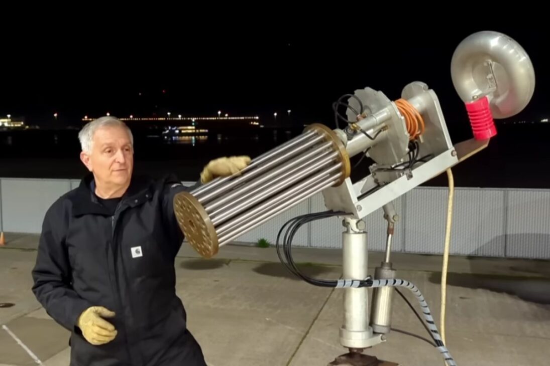 Cañón Lorentz casero genera plasma con alta tensión usando banco Marx, produce onda de choque y daños físicos y electrónicos en pruebas extremas.