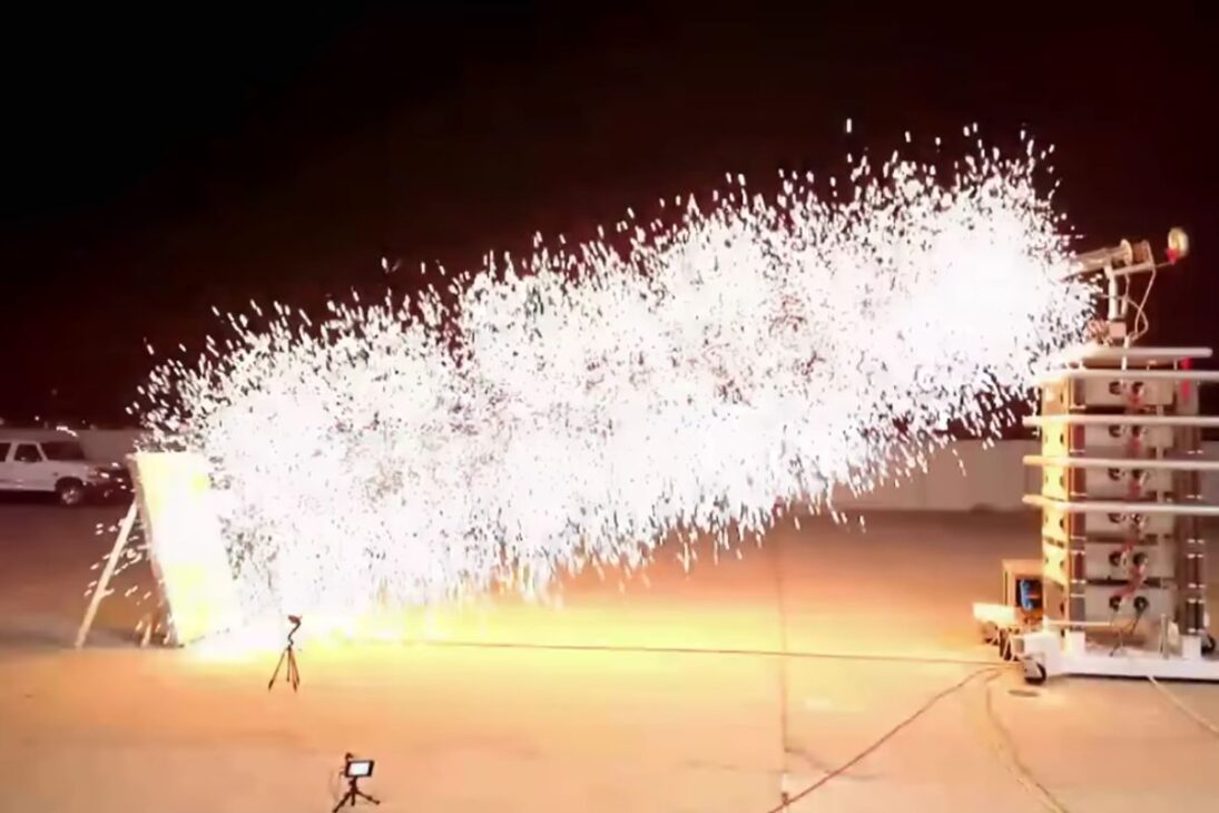 Cañón Lorentz casero genera plasma con alta tensión usando banco Marx, produce onda de choque y daños físicos y electrónicos en pruebas extremas.