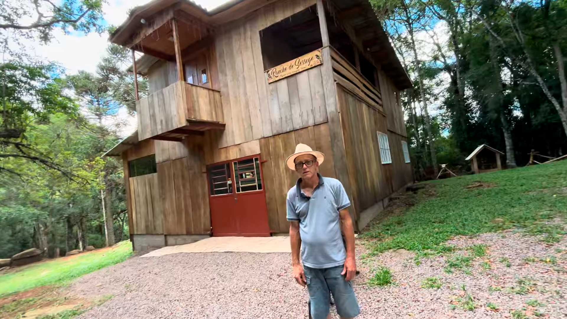 Cansado de depender só da lavoura, produtor reaproveita madeira, levanta rancho no meio do mato perto do rio, cria renda extra com turismo rural e atrai visitantes por agendamento